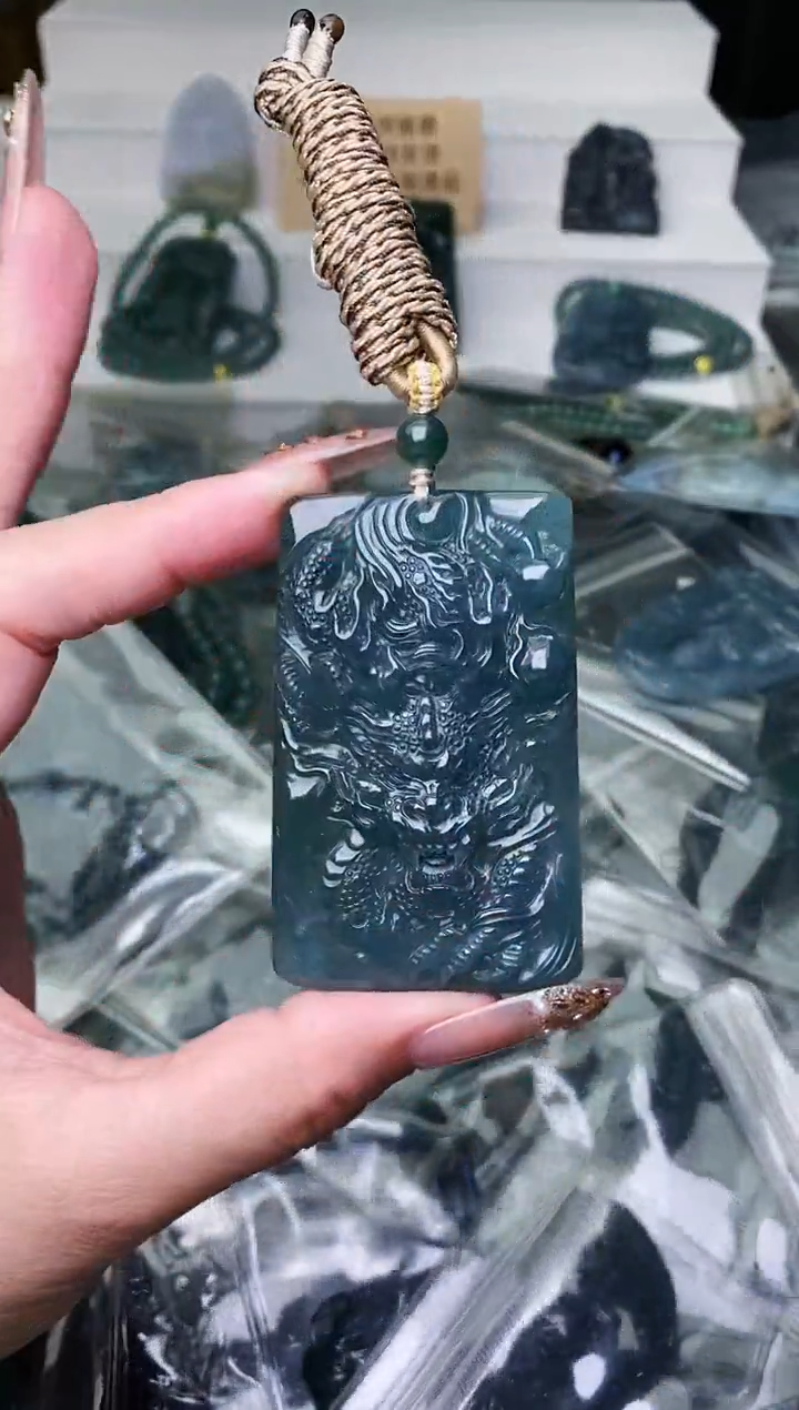 颈饰未镶嵌翡翠 