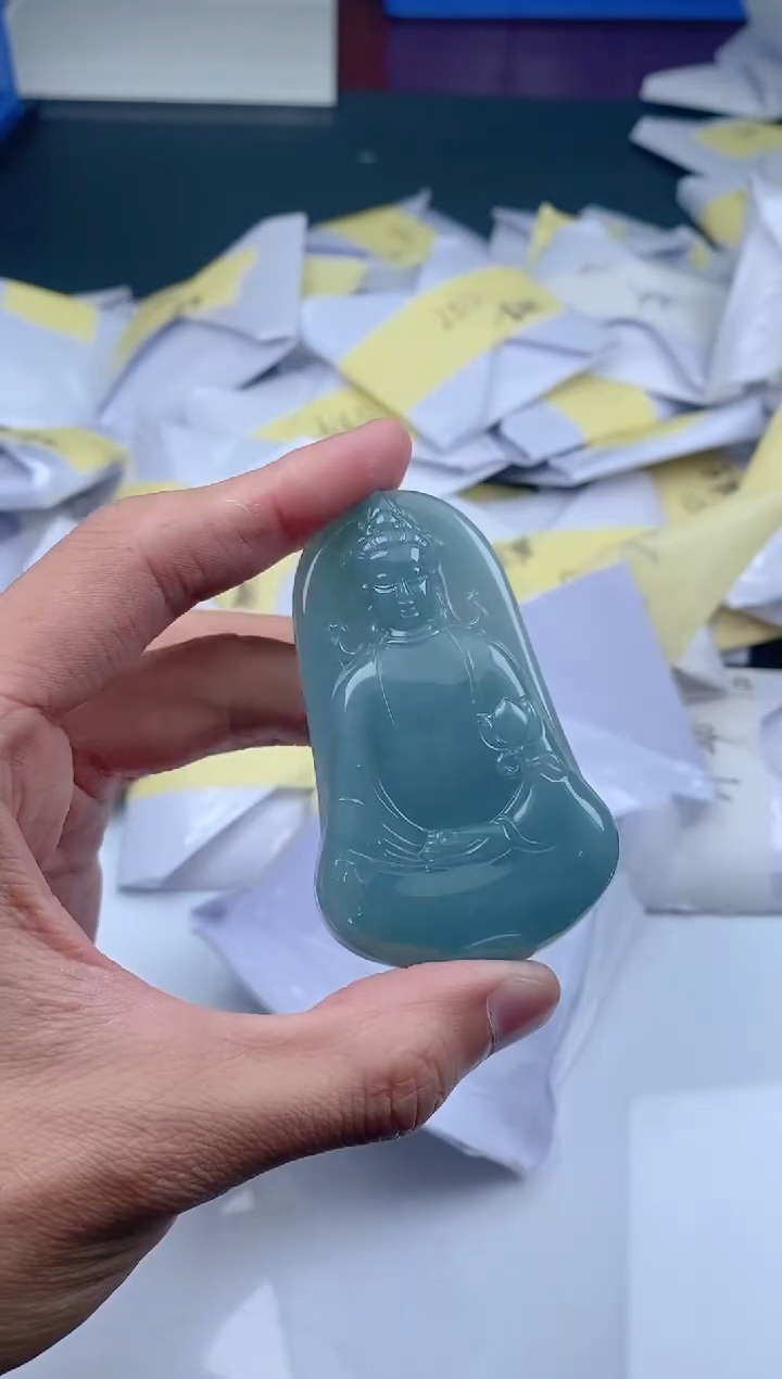 翡翠未镶嵌颈饰        
