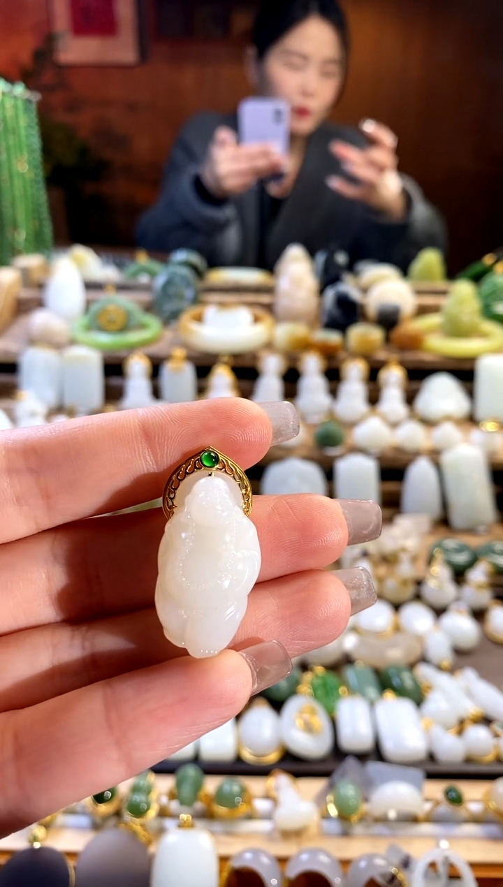 【闪购商品】和田玉吊坠18K金镶嵌。