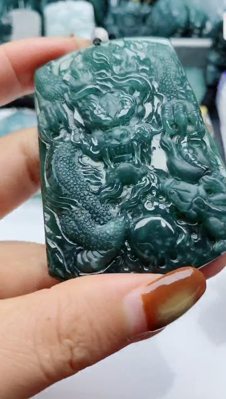 颈饰未镶嵌翡翠          