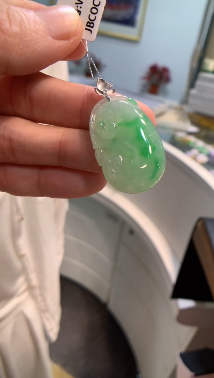 颈饰18K金镶嵌翡翠如意