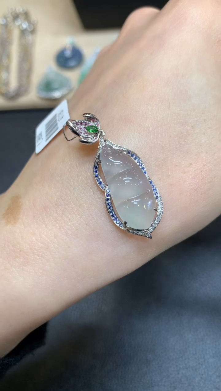 【闪购商品】翡翠颈饰18K金镶嵌福豆【无服务费】