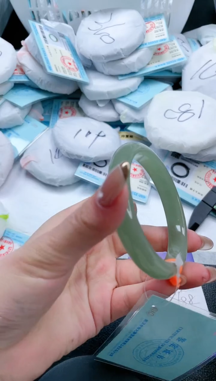 【闪购商品】石英质玉手镯未镶嵌21V400-58