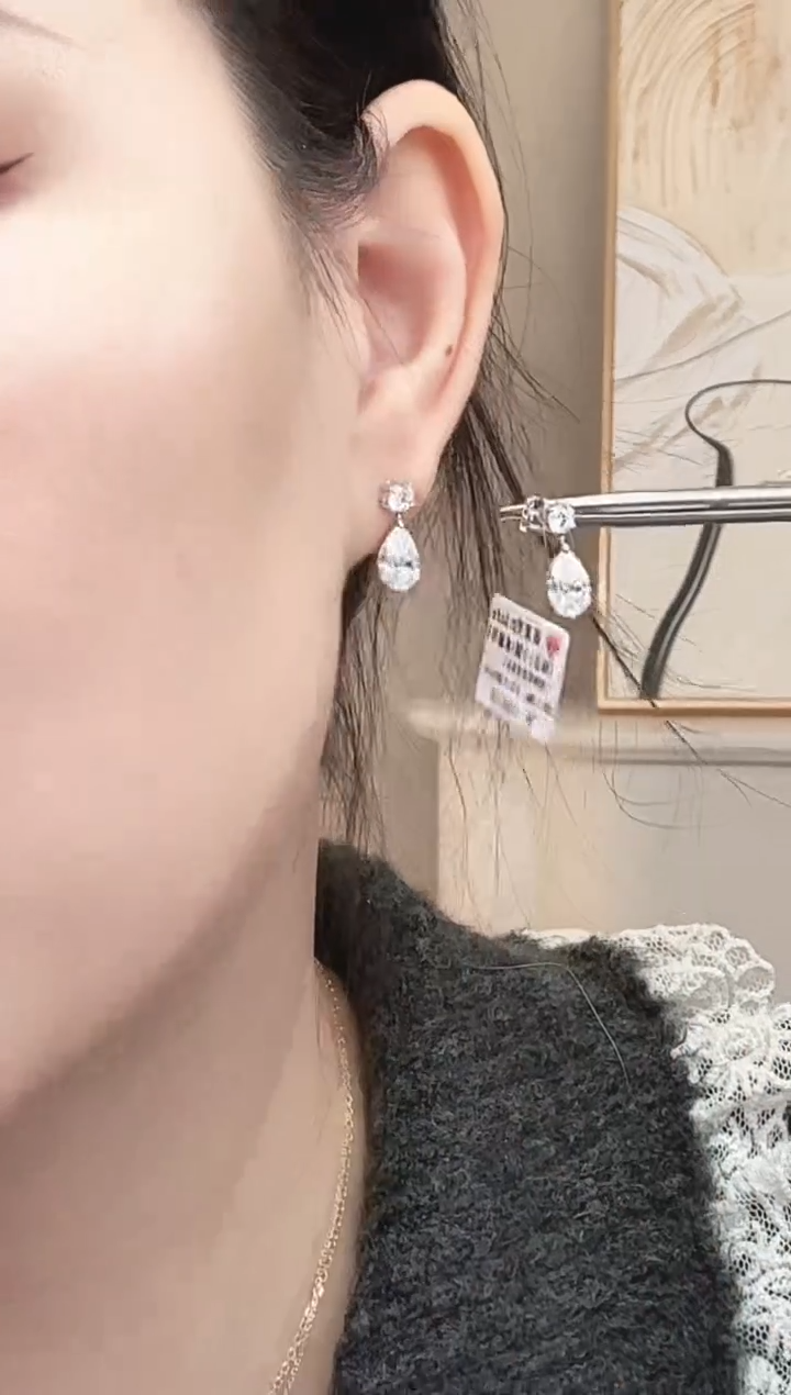 18K金镶嵌实验室培育钻石耳饰18k金一卡水滴双钻耳钉k白