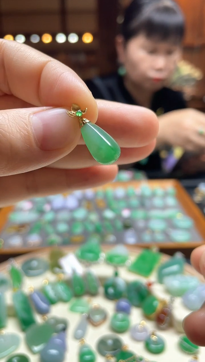 【闪购商品】翡翠颈饰18K金镶嵌水滴