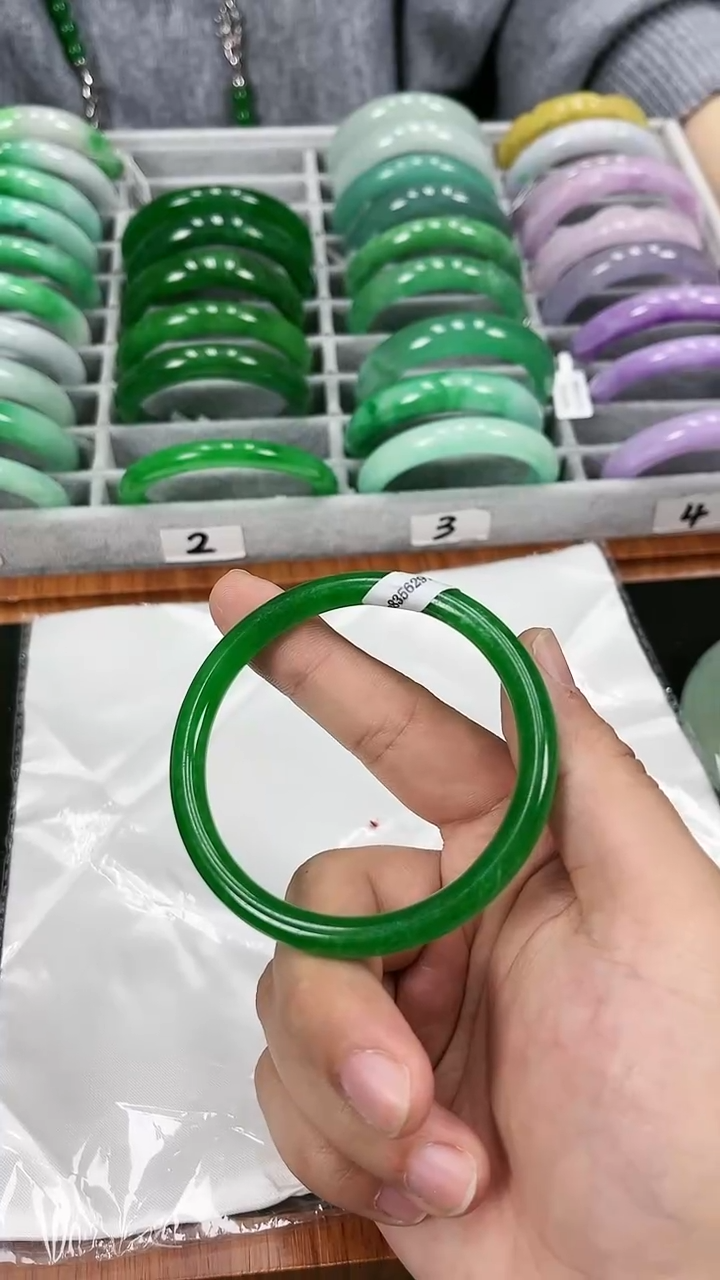 【闪购商品】砖雕s132 蜡阳绿美人条 圈口58