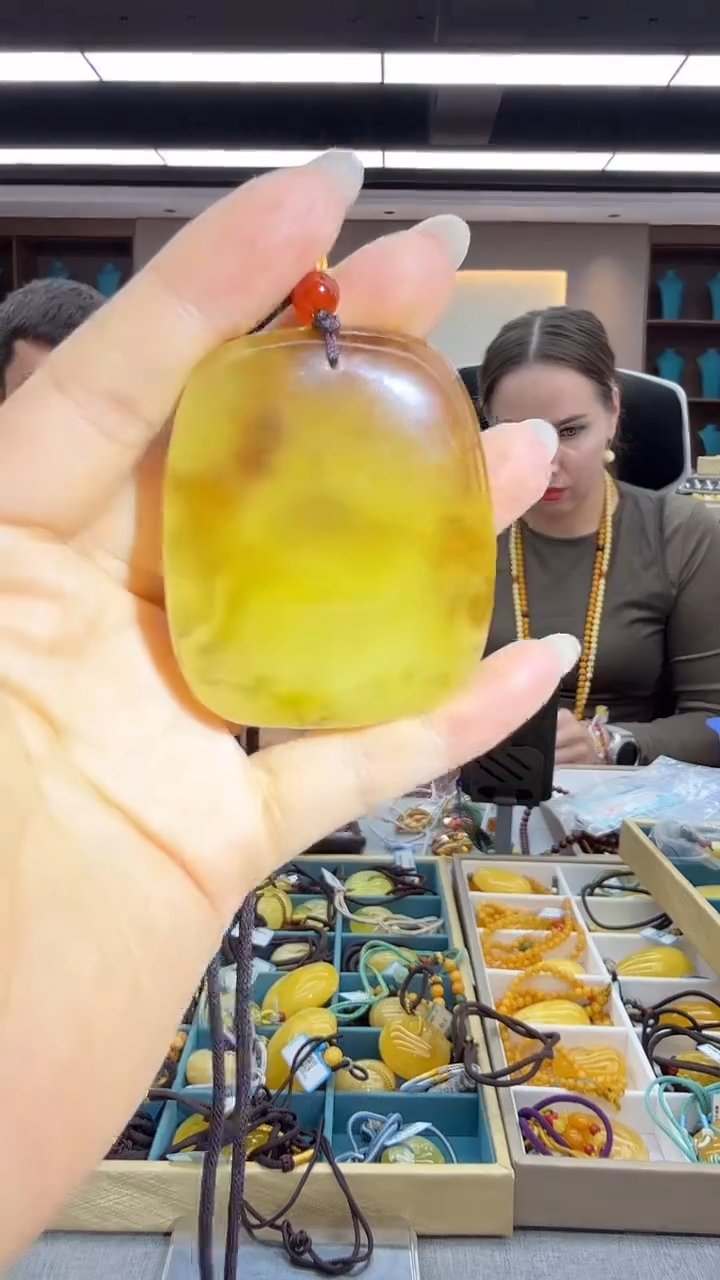 琥珀颈饰未镶嵌205秒拍号 假一罚三 