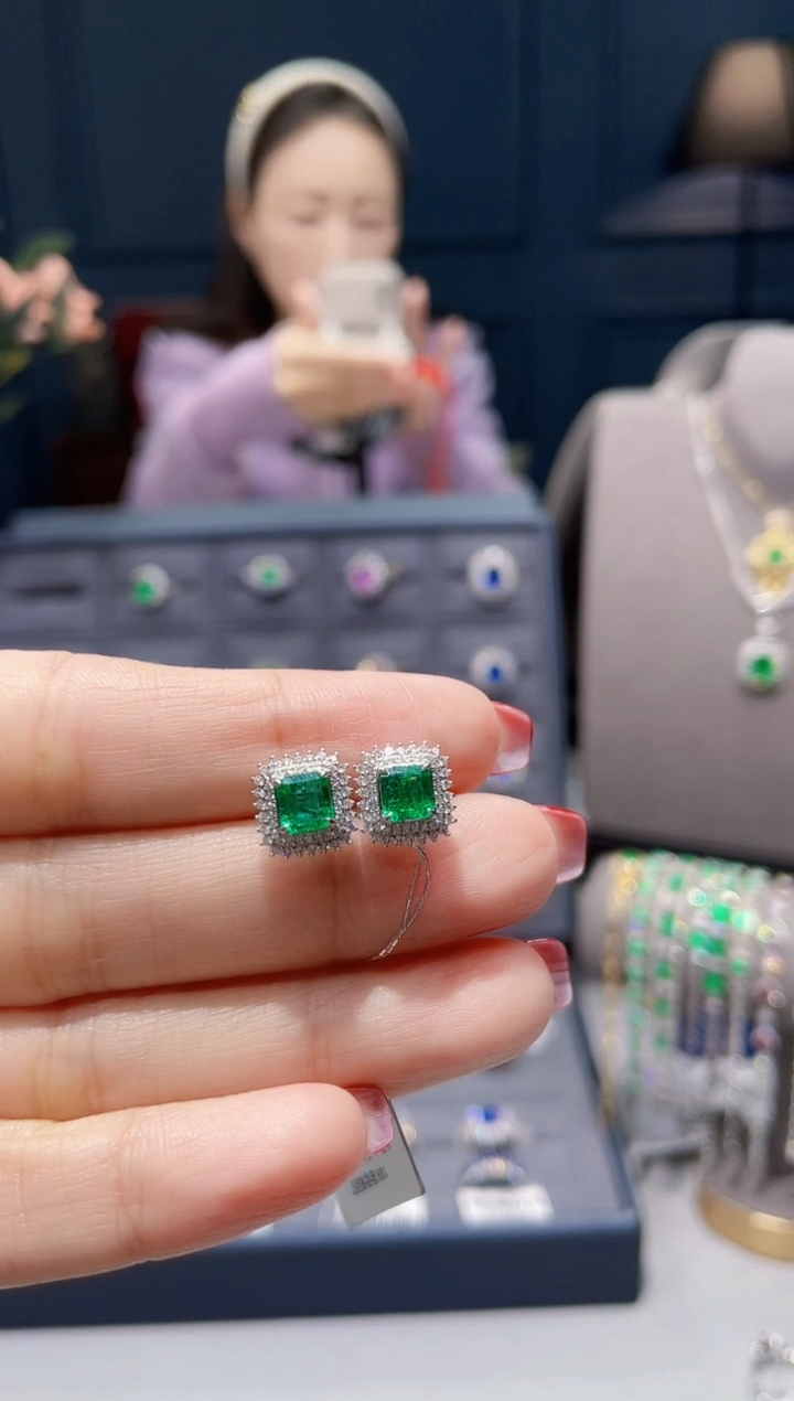 【闪购商品】祖母绿耳钉18K金镶嵌1.15克拉