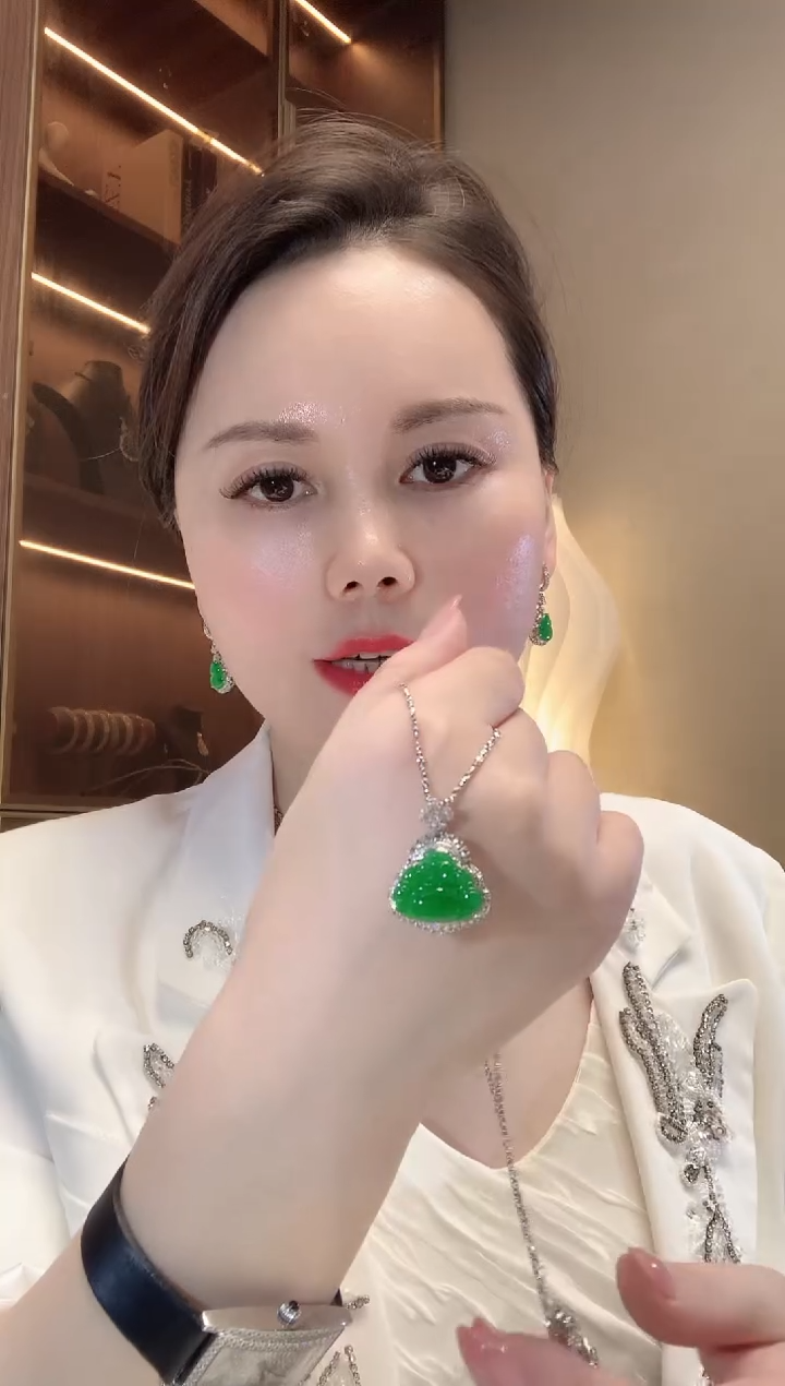 【闪购商品】翡翠吊坠(不含链)18K金镶嵌C127   