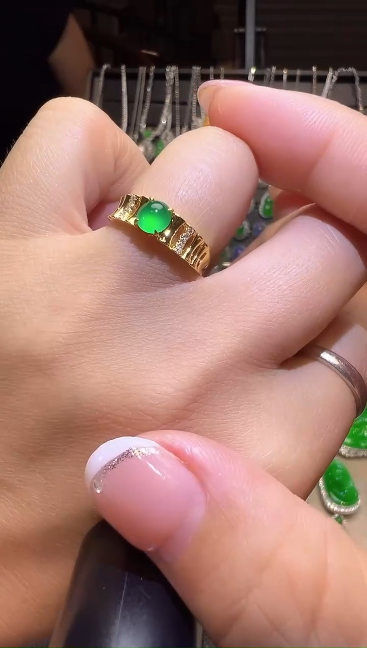 18K金镶嵌戒指翡翠蛋面