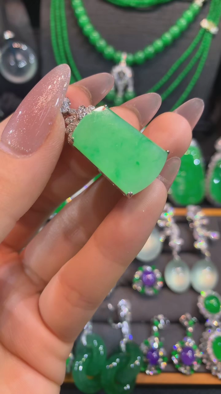 【闪购商品】翡翠吊坠(不含链)18K金镶嵌吊坠