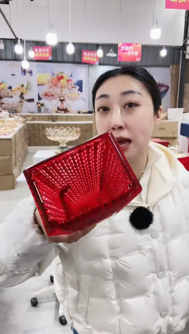 【闪购商品】玻璃红色摩楼花瓶