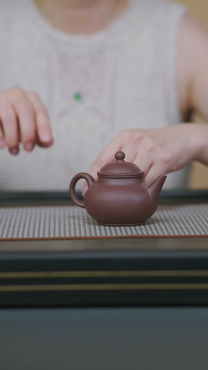 茶壶紫砂02-微瑕半手紫泥芭乐水平150cc
