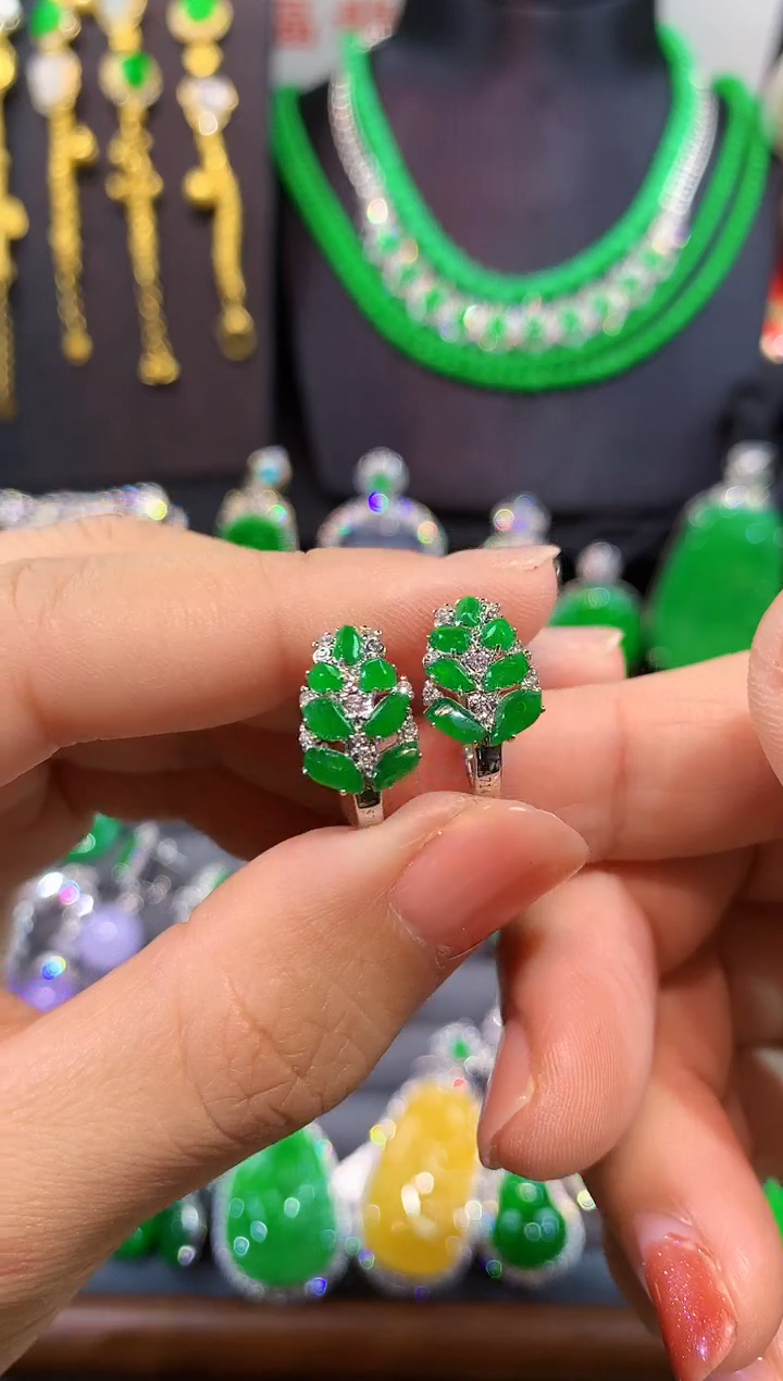 18K金镶嵌翡翠耳饰耳包