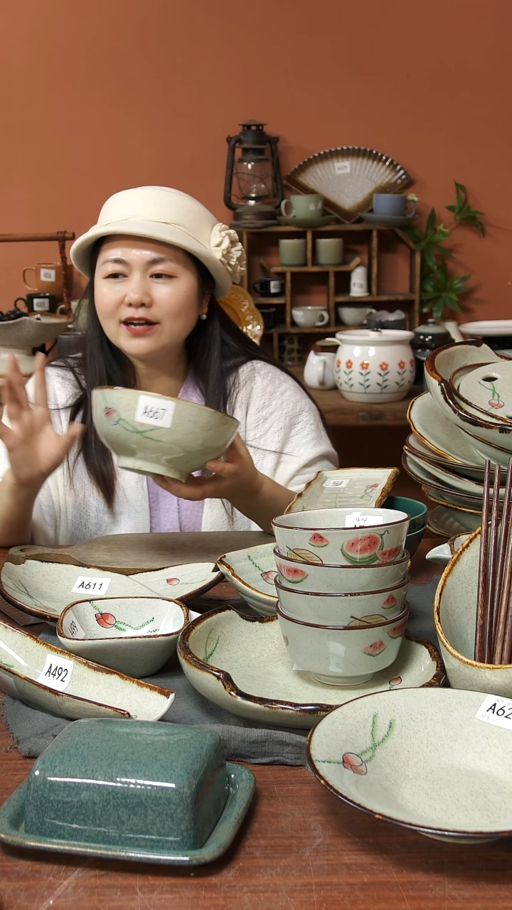 陶瓷A667 一只手绘荷花黑点18*8.5碗可能微瑕18*8.5