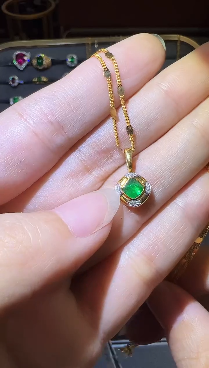 颈饰18K金镶嵌祖母绿0.45ct