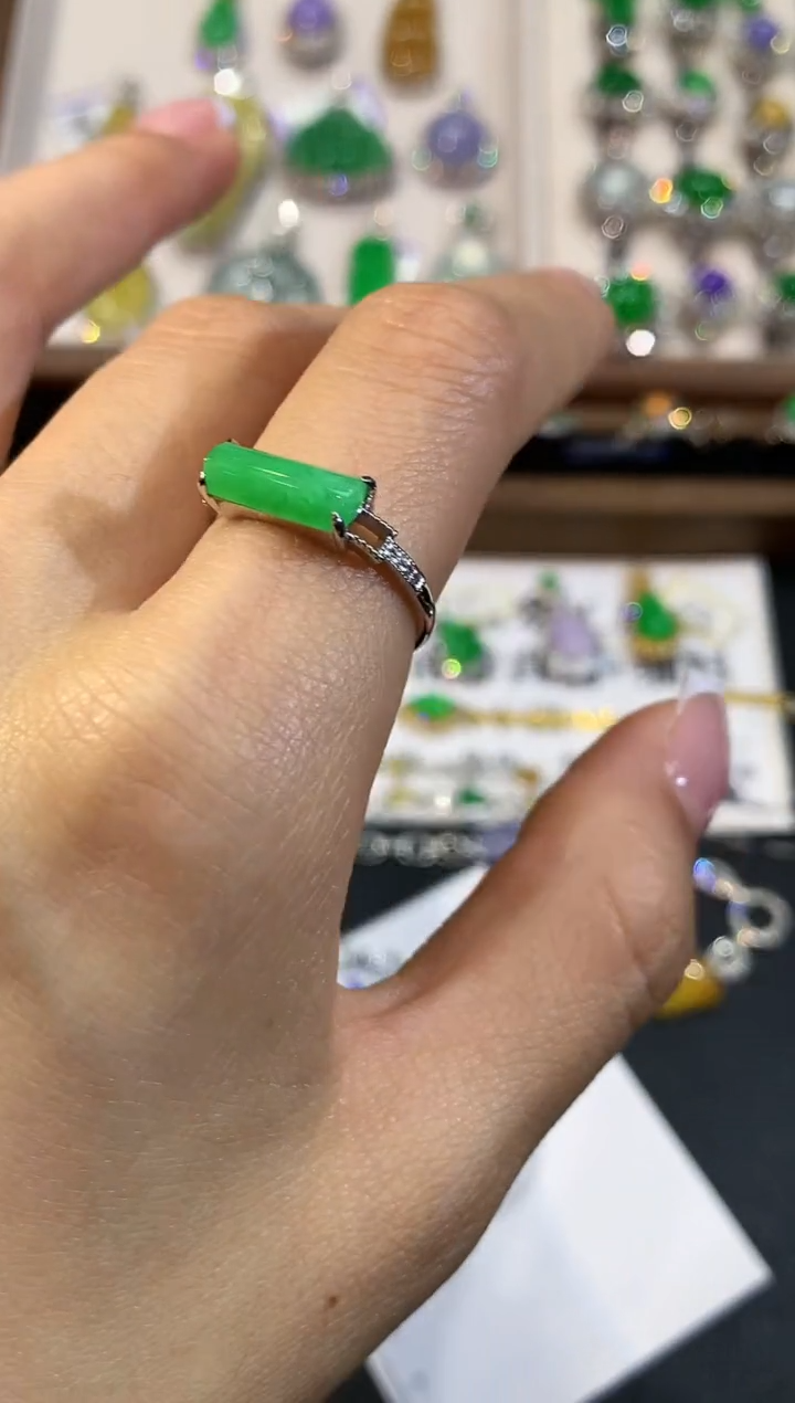 翡翠18K金镶嵌戒指JM0575