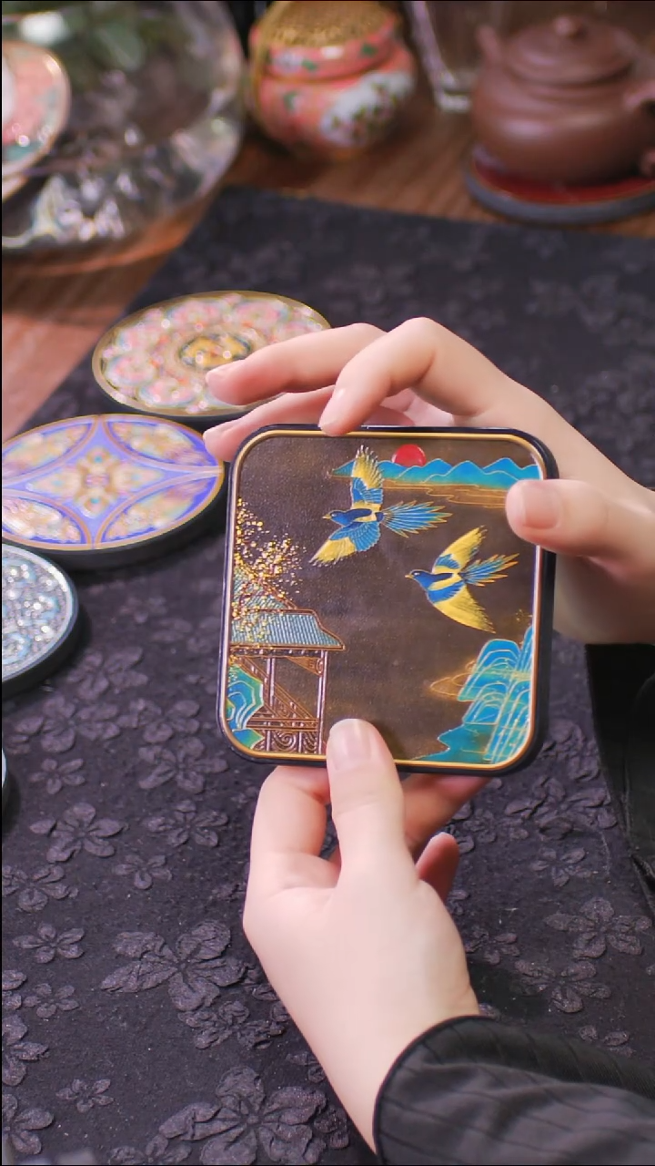 壹藏贰宝飞燕图案杯垫一片