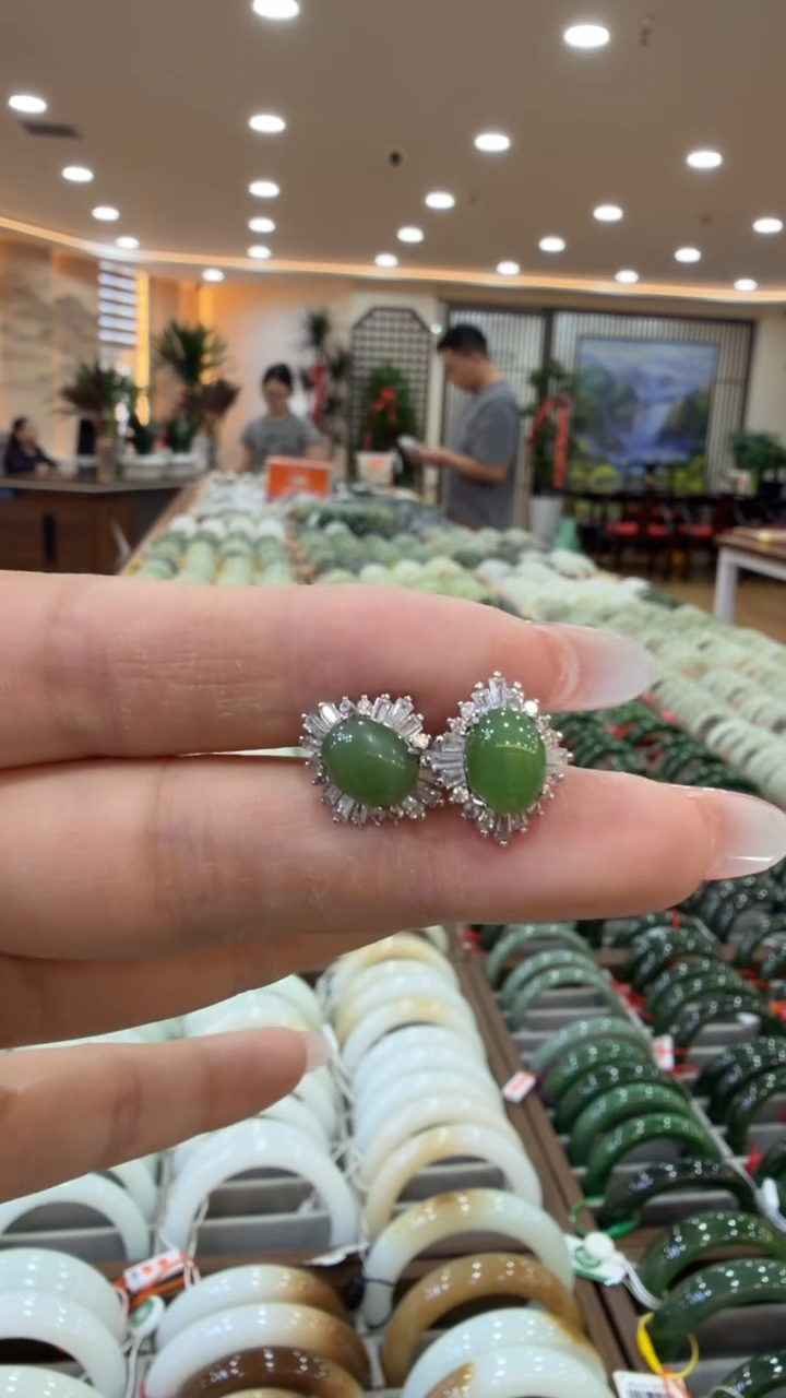 颈饰未镶嵌和田玉耳饰一对