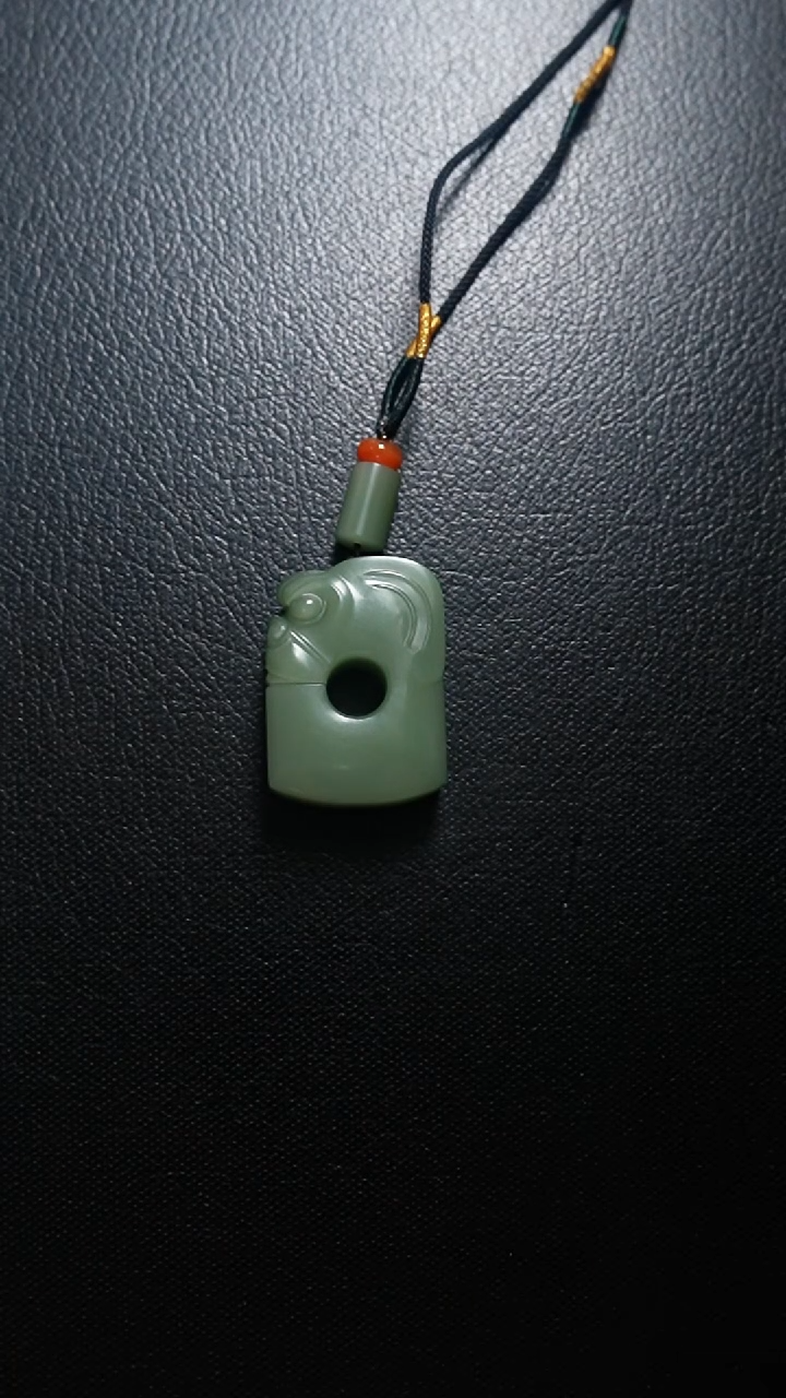 颈饰未镶嵌和田玉猪龙吊坠