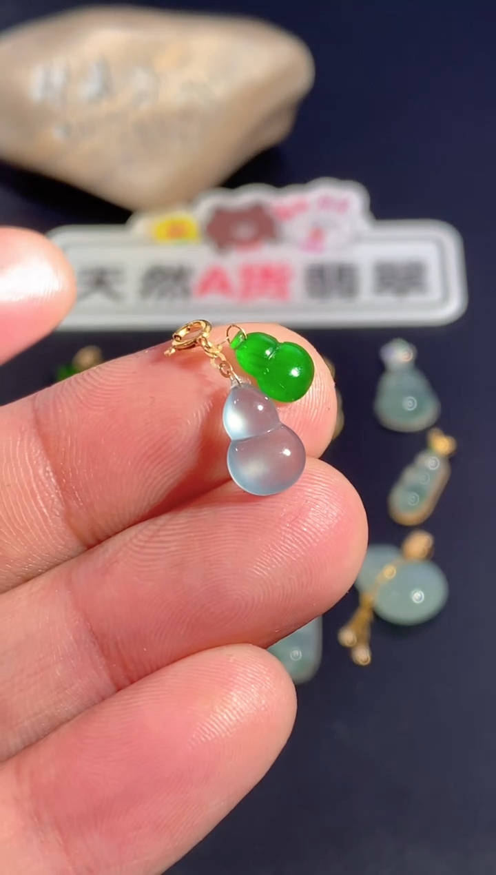 颈饰18K金镶嵌翡翠   