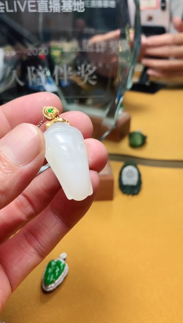 【闪购商品】和田玉吊坠(不含链)18K金镶嵌和田玉吊坠