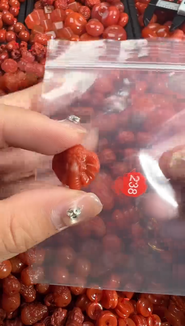 南红玛瑙未镶嵌颈饰1