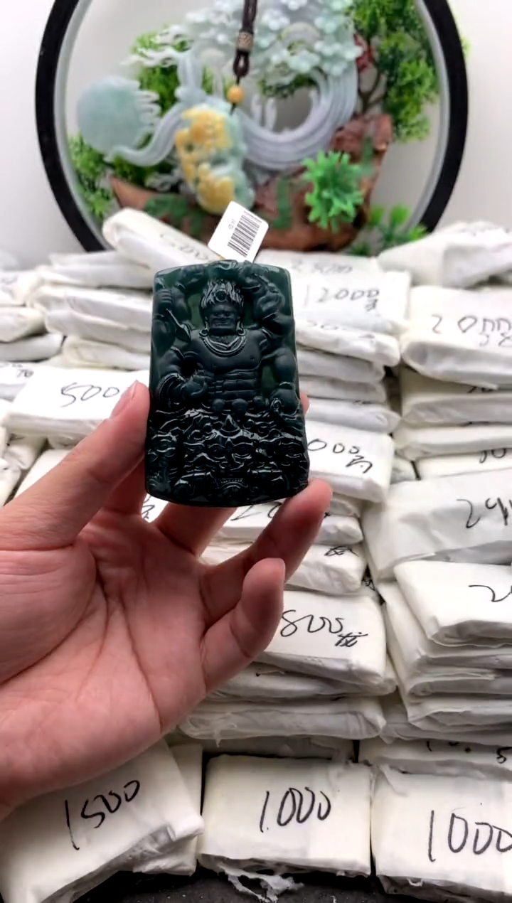 翡翠未镶嵌颈饰不动明王