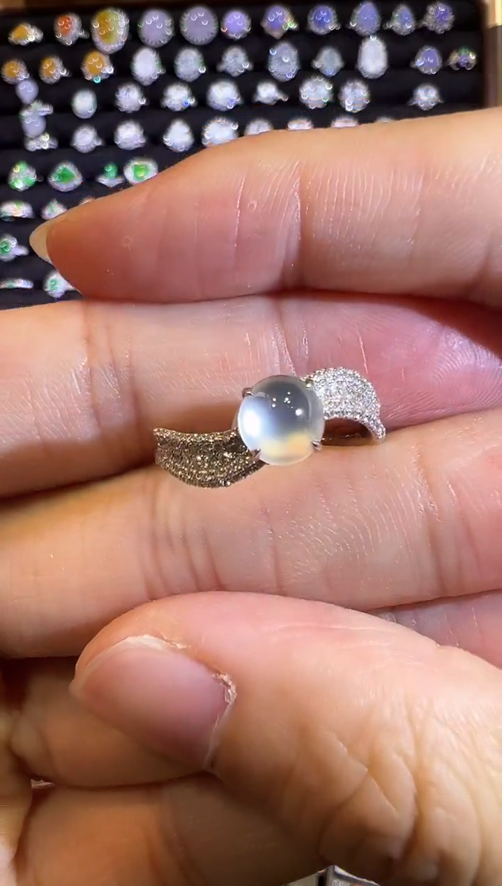 【闪购商品】翡翠戒指18K金镶嵌玻璃种起钢光蛋面戒指