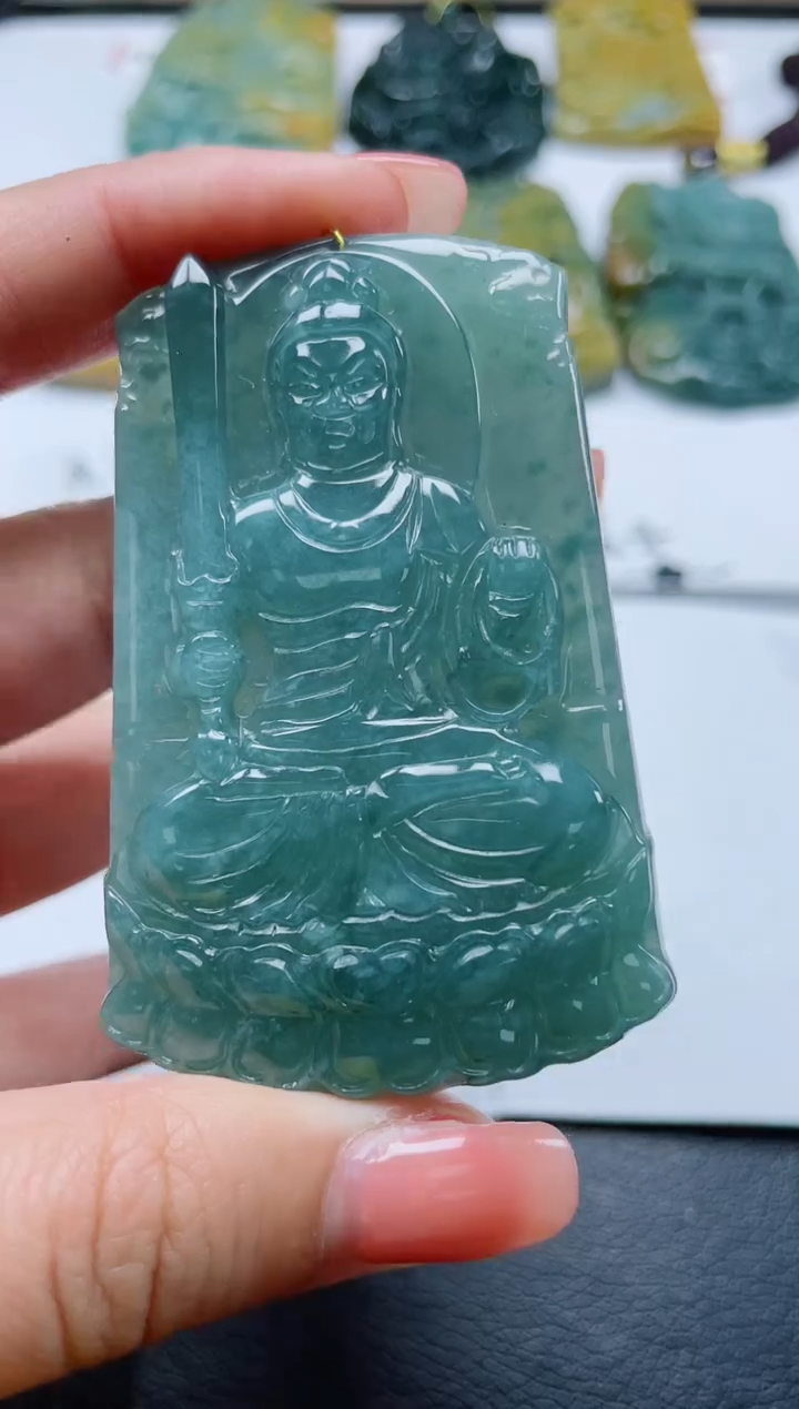 翡翠未镶嵌颈饰         