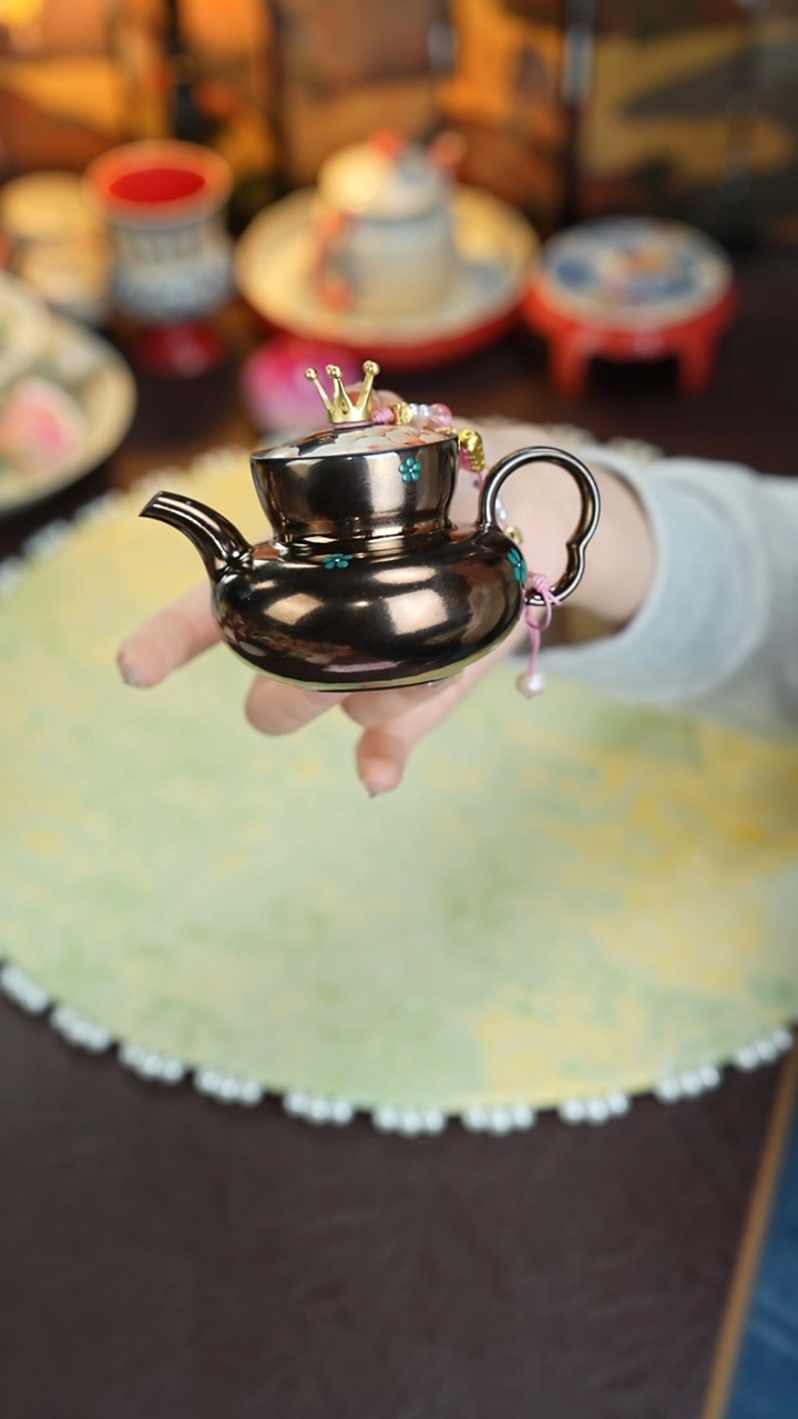 景德镇手工手绘三秋月粉彩紫砂壶-女王来了