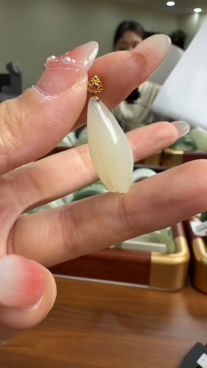 颈饰18K金镶嵌和田玉挂件