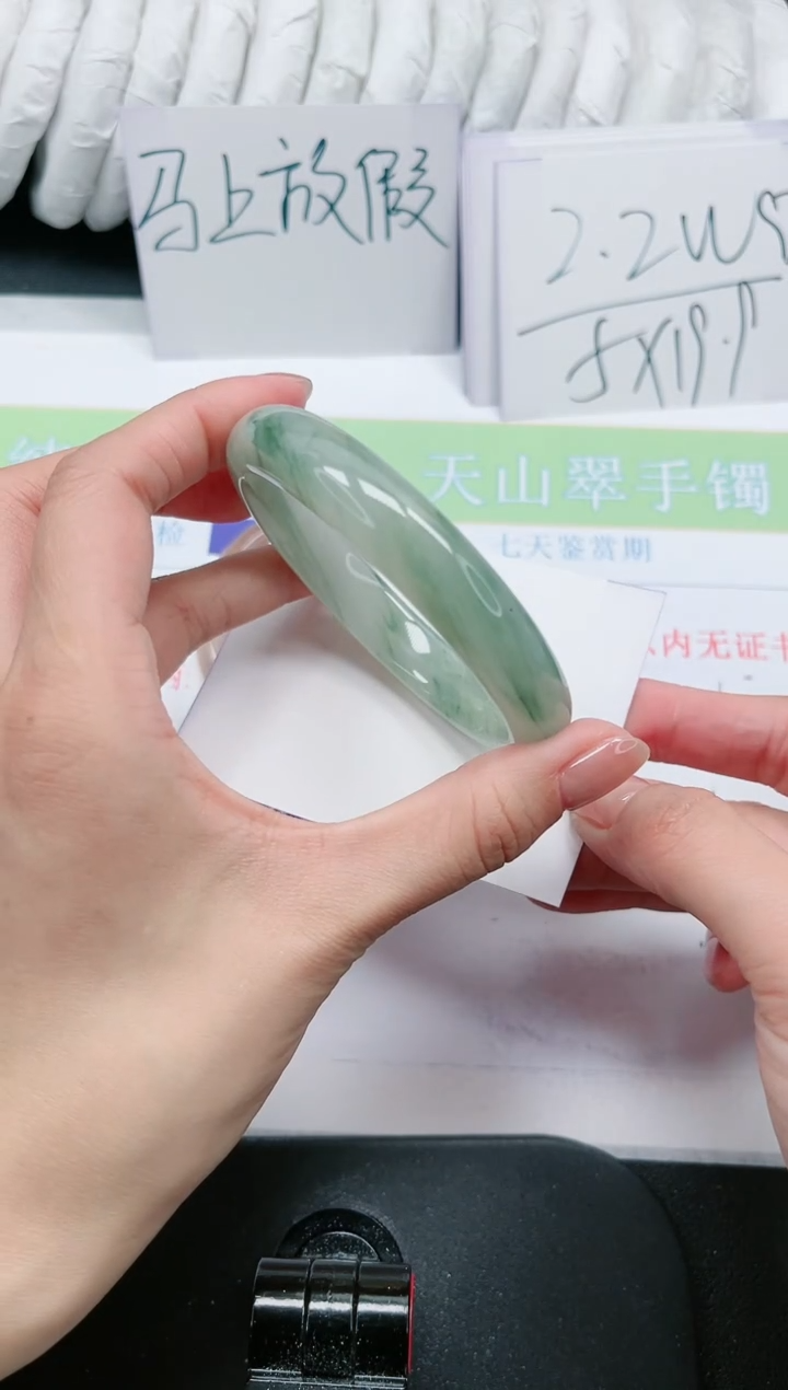 【闪购商品】石英质玉手镯未镶嵌285