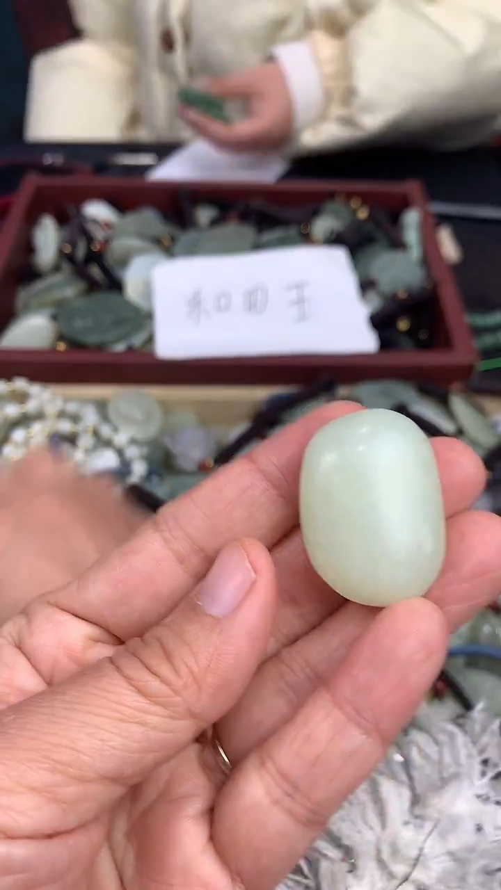 颈饰未镶嵌和田玉（多样性发一件）没有证书有瑕