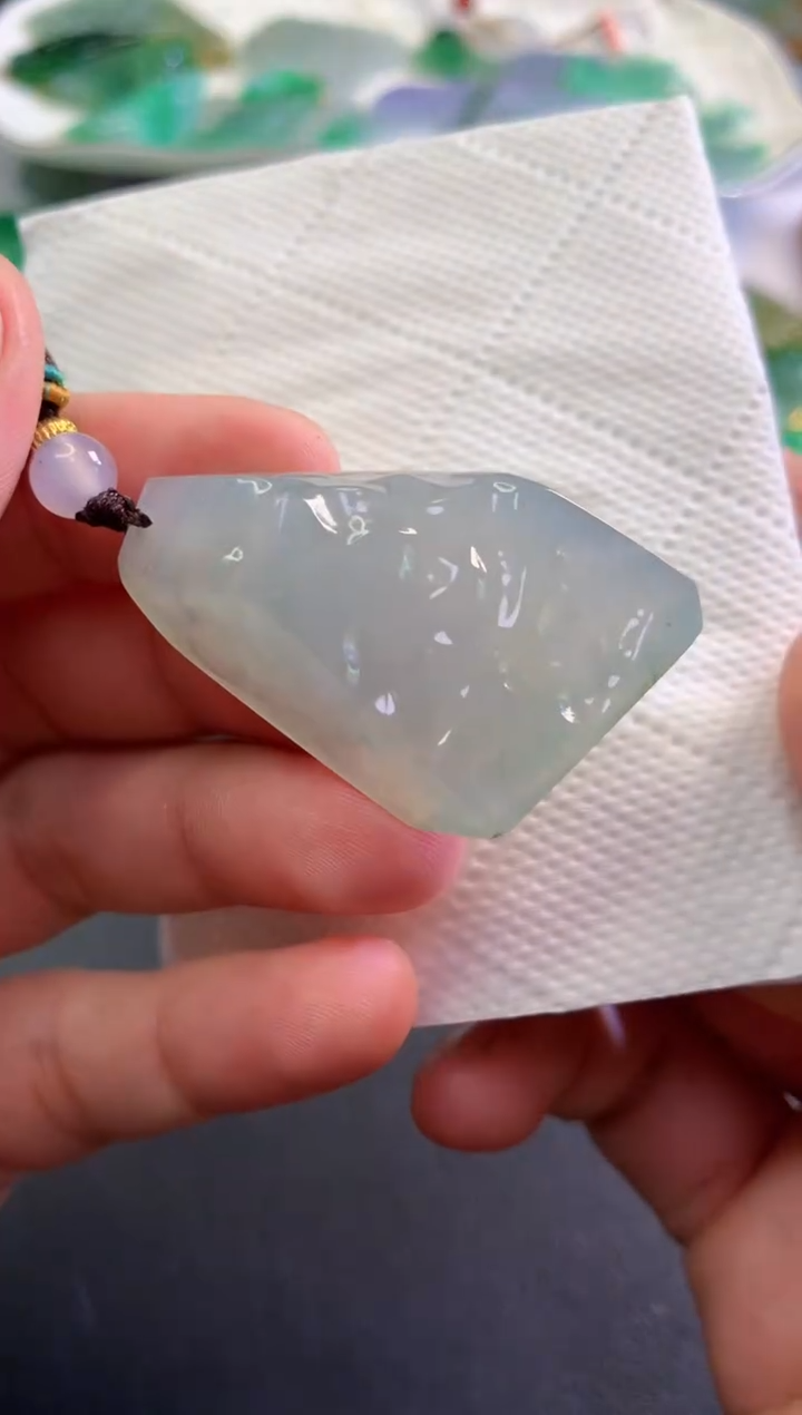 翡翠未镶嵌颈饰  