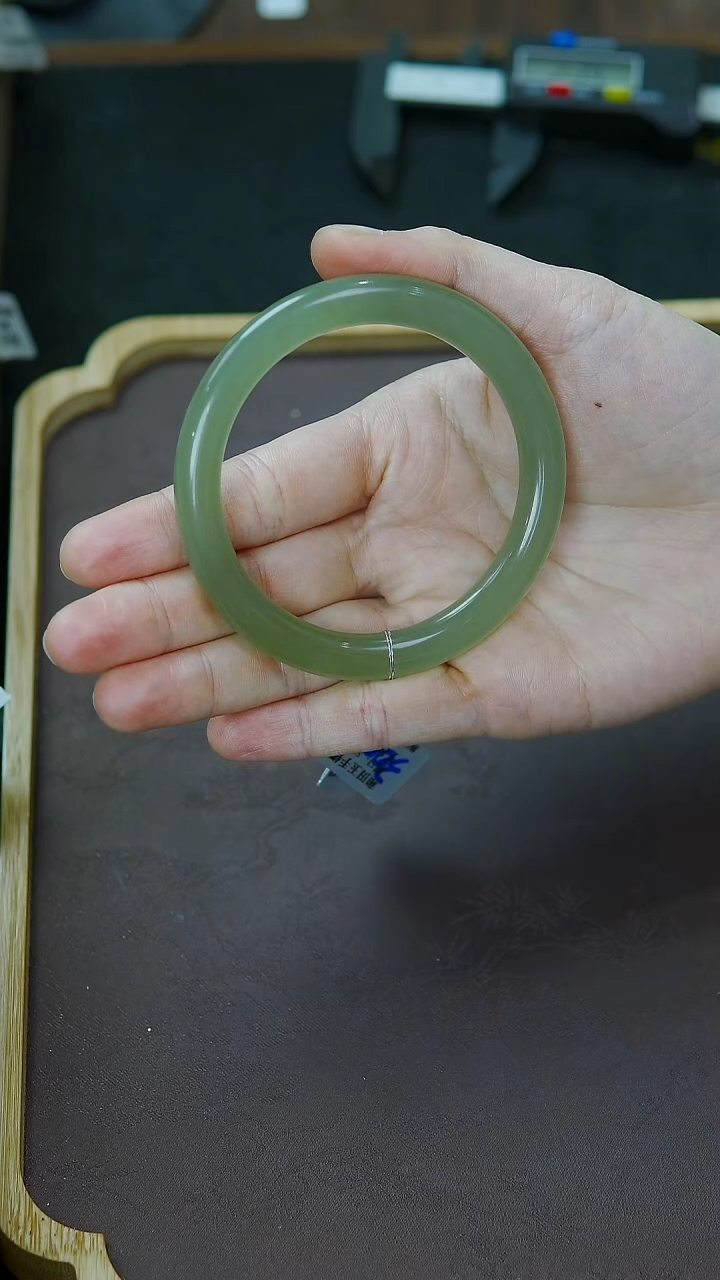 未镶嵌手镯和田玉56-57圈口胖圆条高冰湖水绿