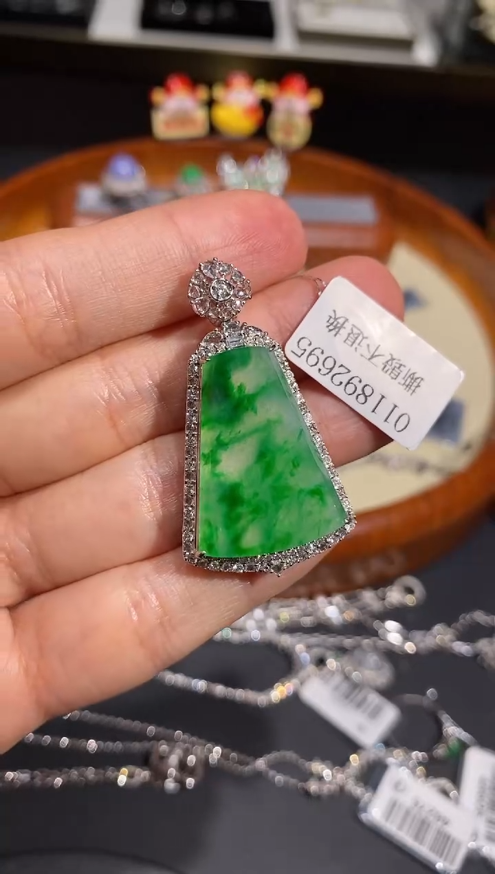 【闪购商品】翡翠颈饰18K金镶嵌吊坠