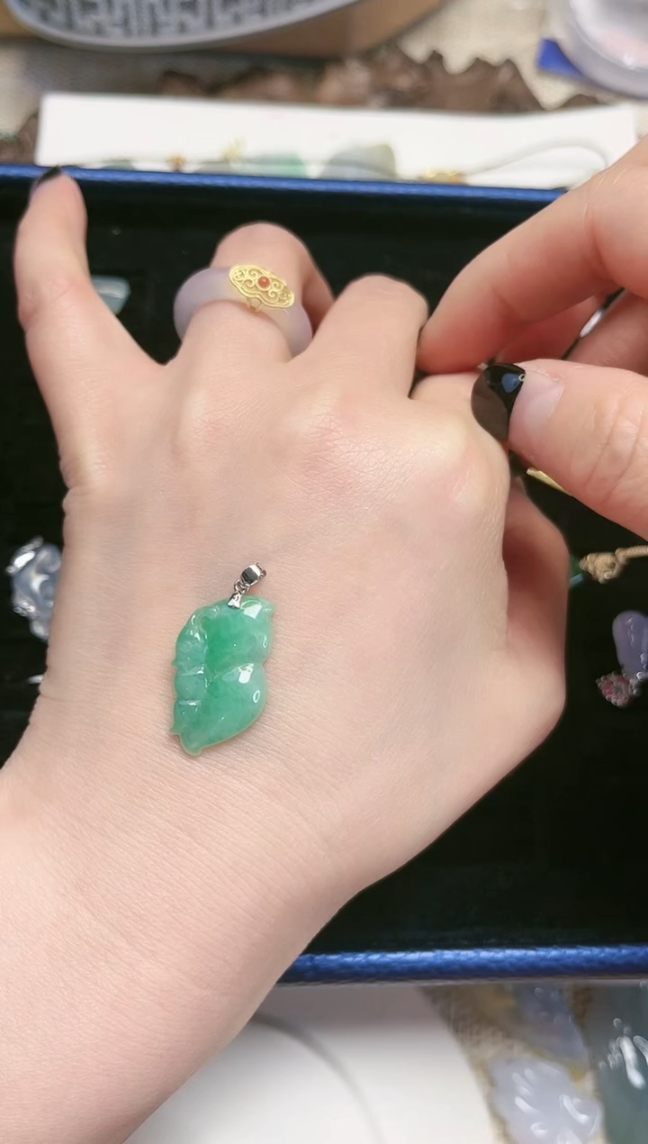 【闪购商品】翡翠吊坠(不含链)18K金镶嵌翡翠蝴蝶挂件