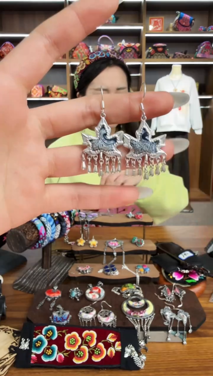 【闪购商品】织绣177蒙阿苏苗绣传承