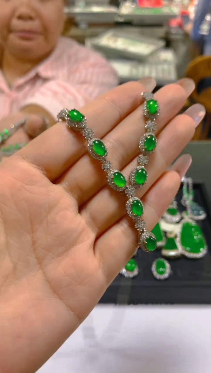 翡翠未镶嵌颈饰多样性发一