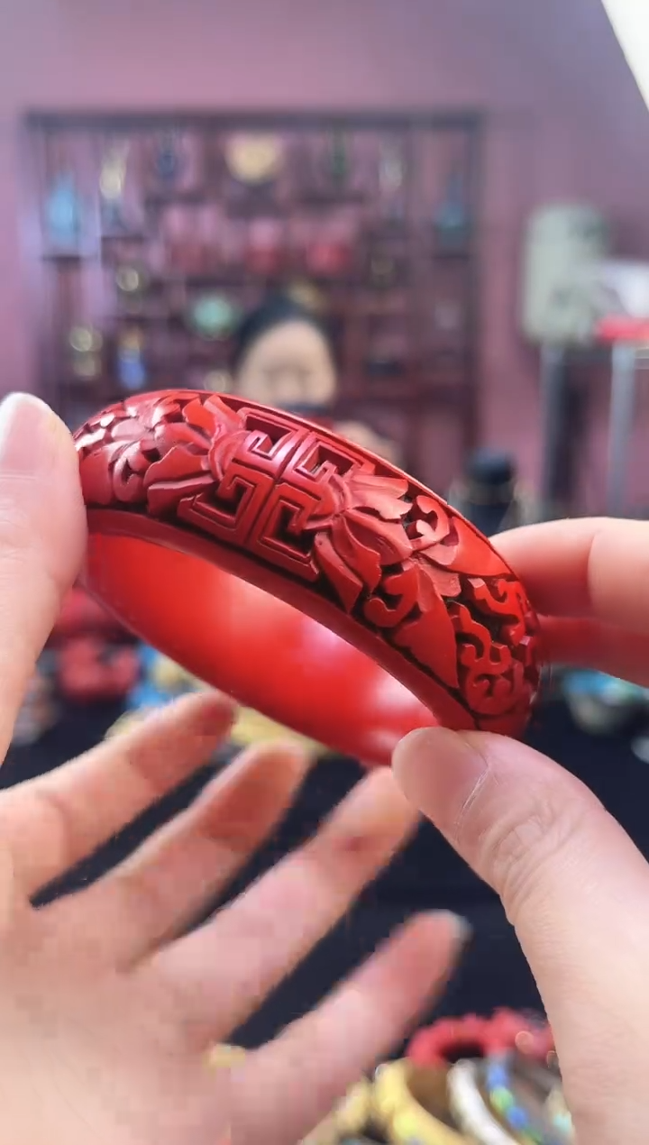 非遗 雕漆开窗缠枝莲古贝镯 59 带证