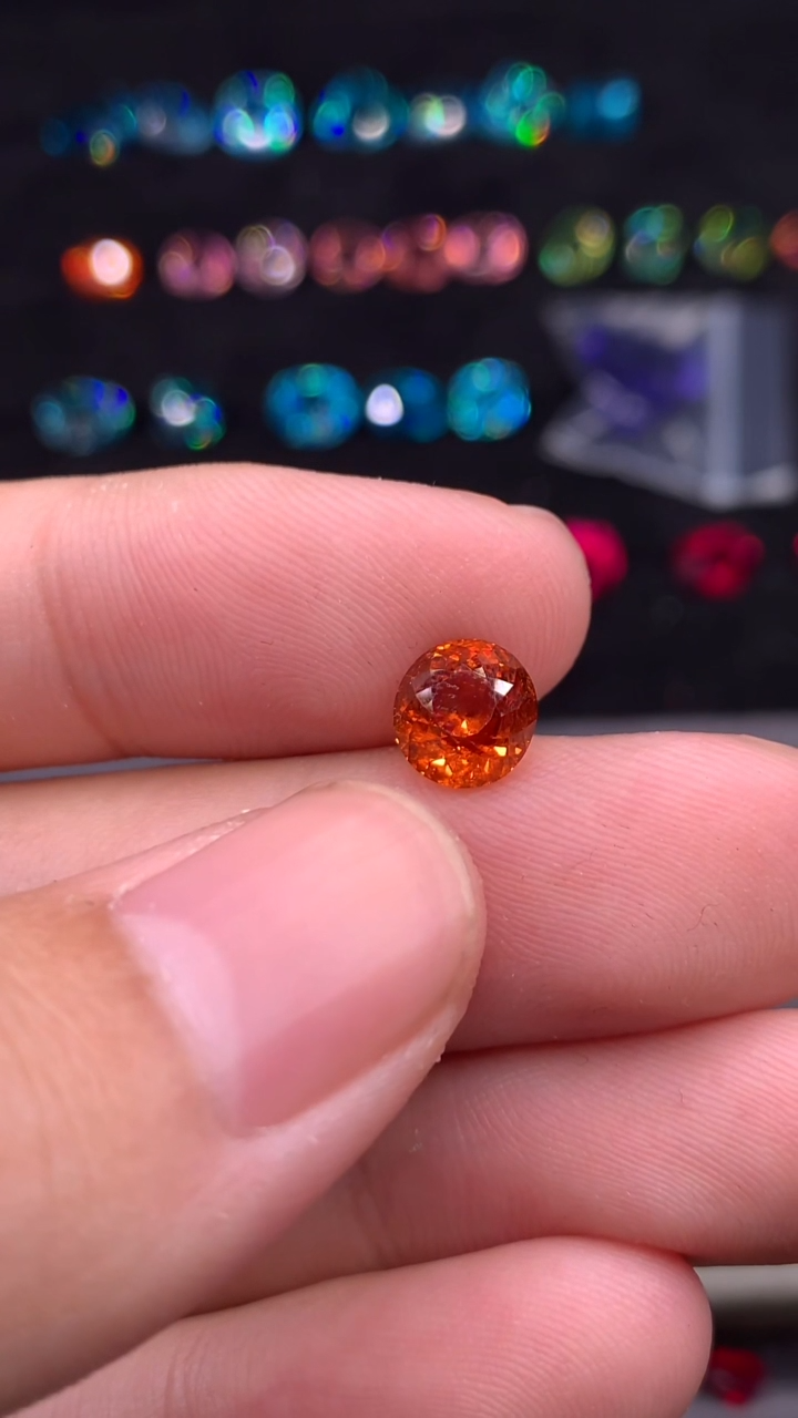 未镶嵌裸石石榴石（芬达石）2.68ct
