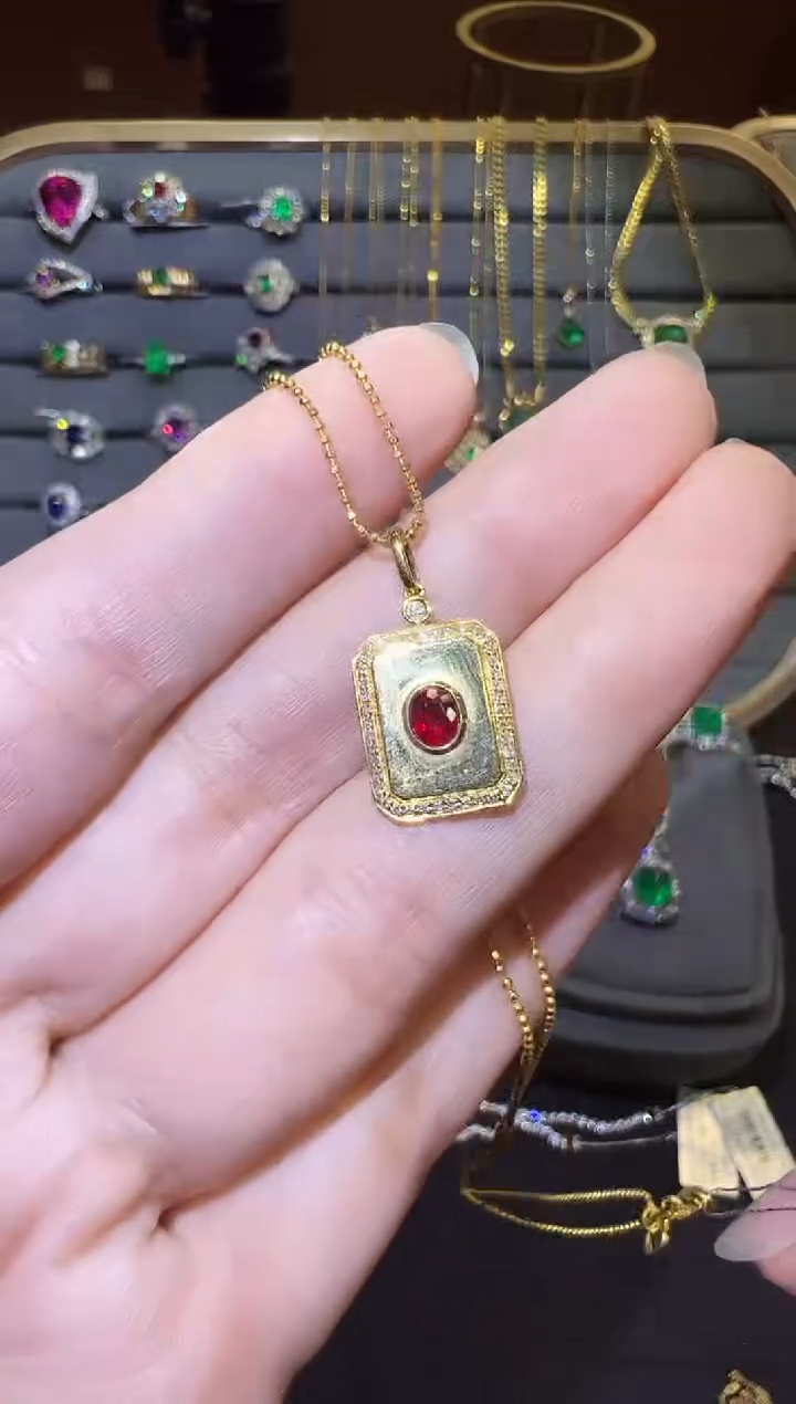 颈饰18K金镶嵌红宝石0.38ct