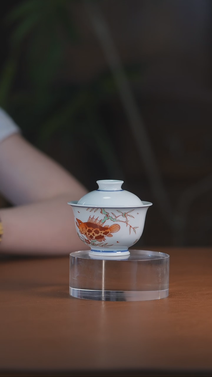 繁红鱼藻盖碗     