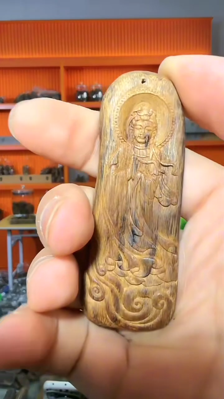 沉香吊坠140号红土单面雕观音多样性发一
