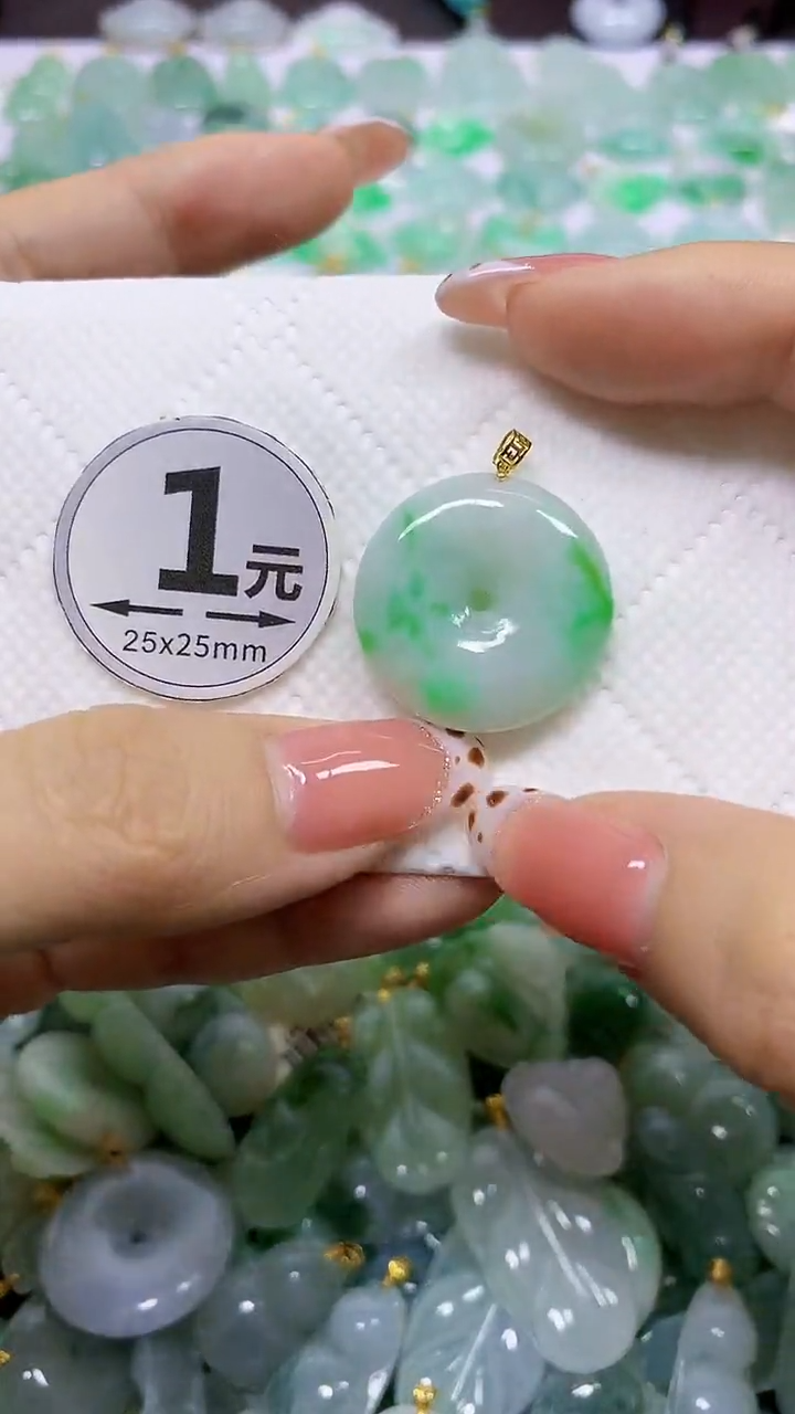 颈饰18K金镶嵌翡翠天然翡翠A货