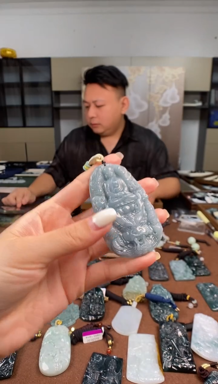 颈饰未镶嵌翡翠  多样性发其一