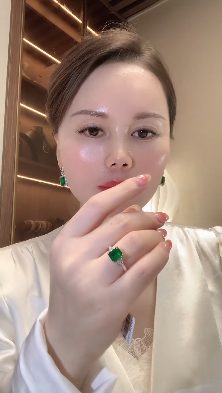 【闪购商品】祖母绿戒指18K金镶嵌D81