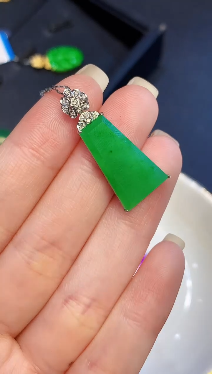 吊坠(不含链)18K金镶嵌翡翠多样性发其一