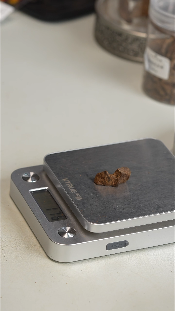 沉香沉香碎屑富森红土沉水料1.7克